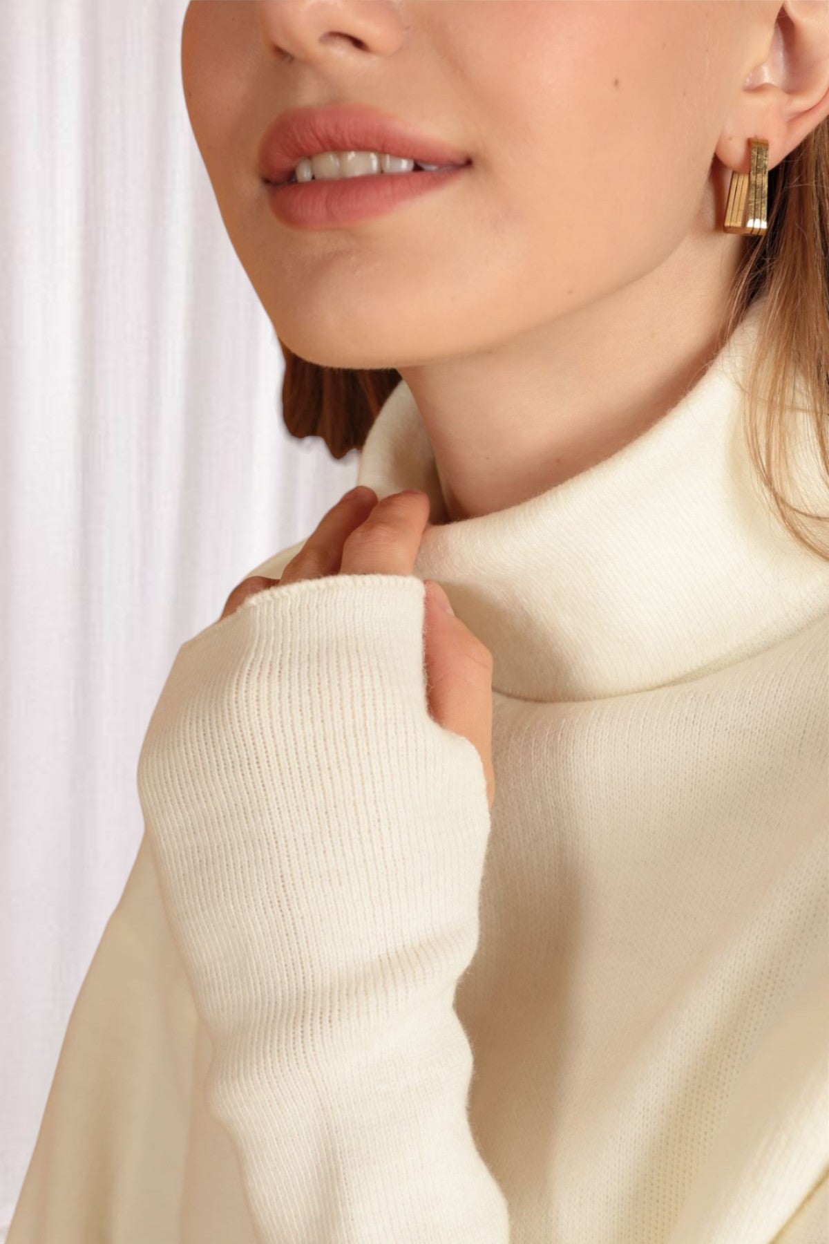 Knitted Crop Turtleneck Sweater with Puff Sleeve-Ecru